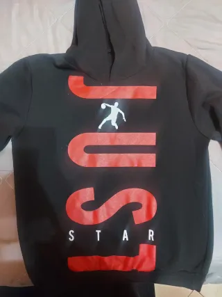 Felpa con cappuccio nera e rossa