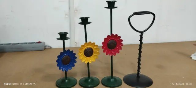 Juego de portavelas de metal con flores