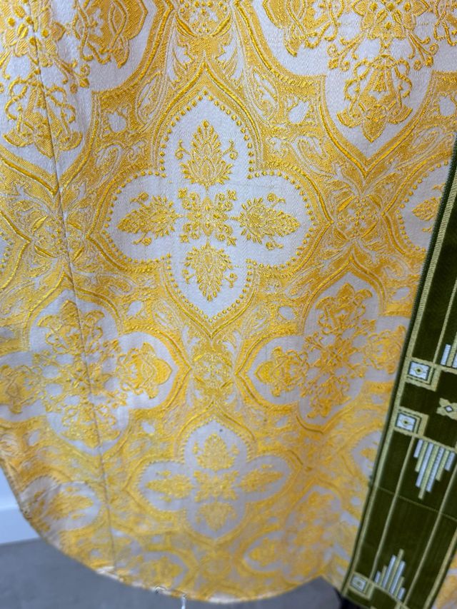 Casulla bordada amarilla y galón verde