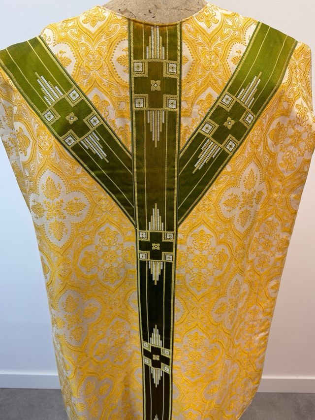 Casulla bordada amarilla y galón verde