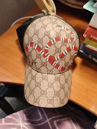 Gorra Gucci Beige con Serpiente