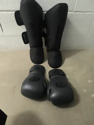 Guantes y espinilleras MMA Boxeo