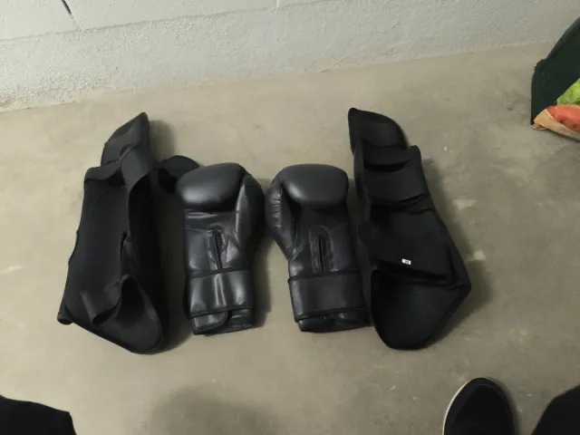 Guantes y espinilleras MMA Boxeo