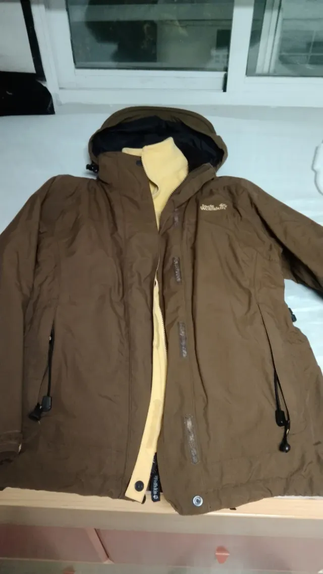 Parka Jack Wolfskin marrón y amarillo