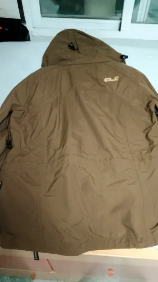 Parka Jack Wolfskin marrón y amarillo