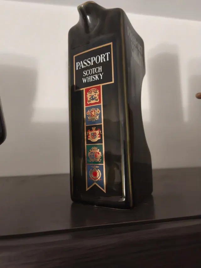 Jarra Passport Whisky Cerámica Negra