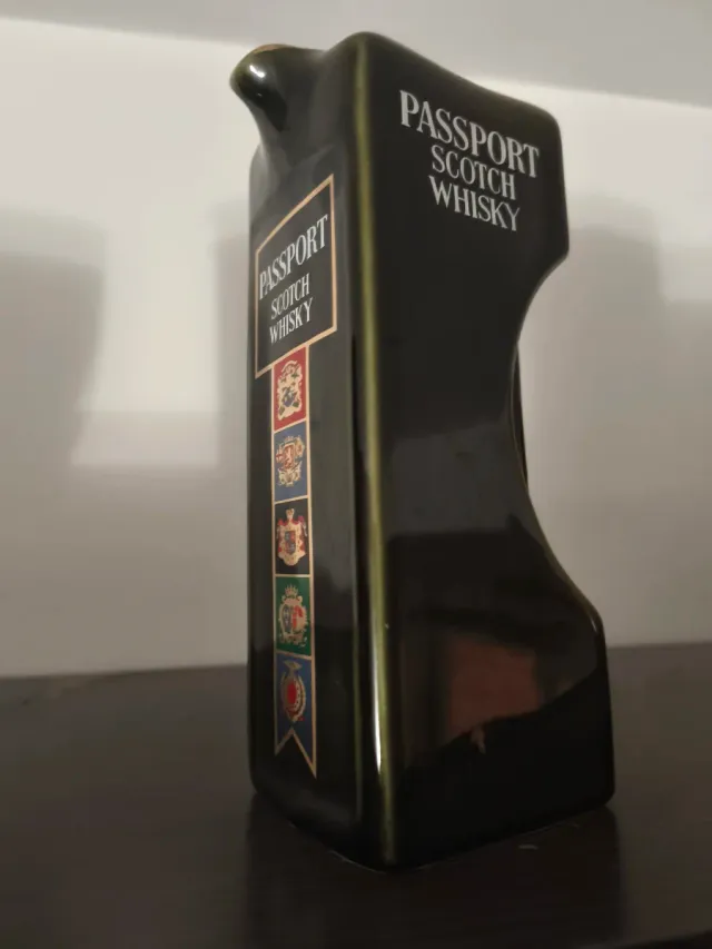 Jarra Passport Whisky Cerámica Negra