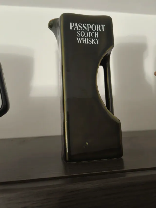 Jarra Passport Whisky Cerámica Negra