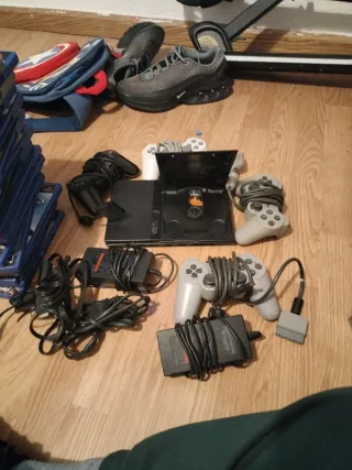Consola PlayStation 2 con mandos y cables