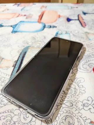 Smartphone con cover trasparente