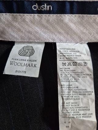 Traje con chaqueta azul oscuro