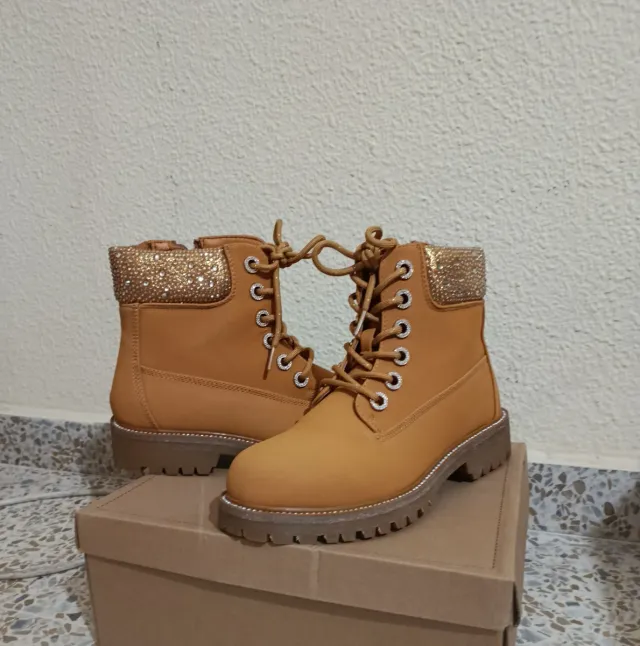 Botas de mujer marrones y doradas