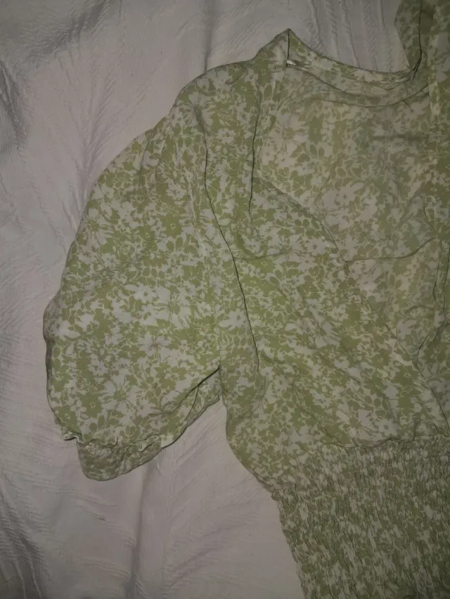 Camisa Pull and Bear floral verde y blanco