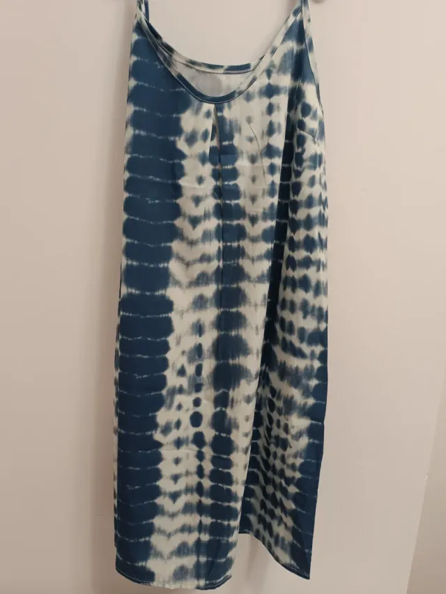 Vestido de verano tie-dye fluido