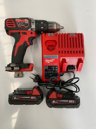 Taladro Percutor Milwaukee M18BPD + Cargador + 2 B