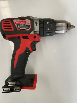 Taladro Percutor Milwaukee M18BPD + Cargador + 2 B