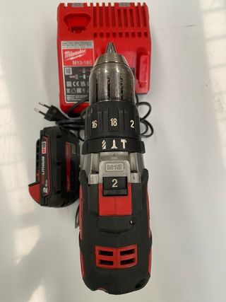 Taladro Percutor Milwaukee M18BPD + Cargador + 2 B