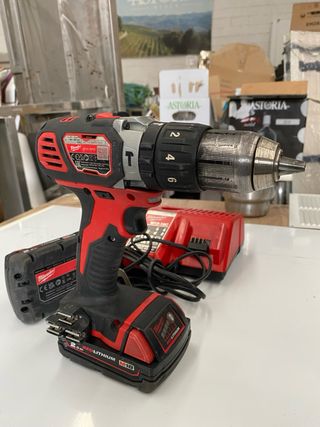 Taladro Percutor Milwaukee M18BPD + Cargador + 2 B