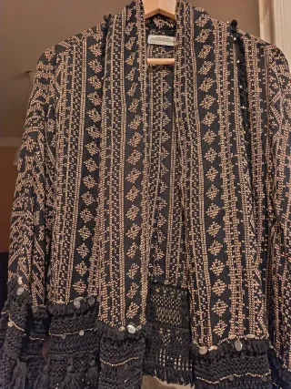 Chaqueta Zara bordada con flecos