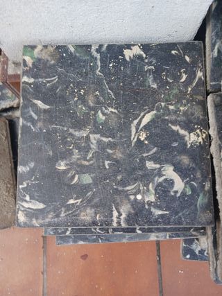 Baldosa hidráulica negra con diseño veteado