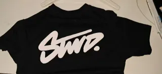 Camiseta negra con logo STWD