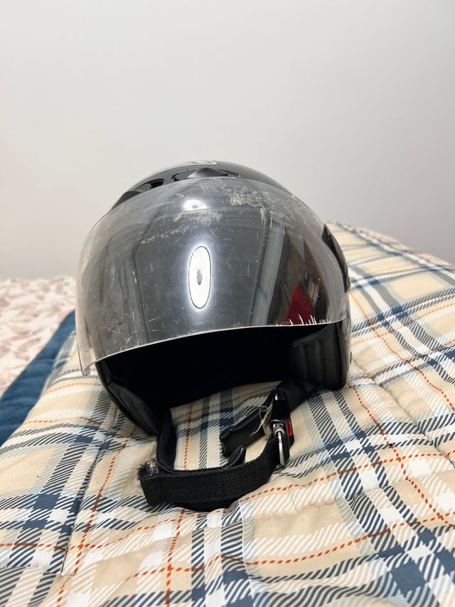 Casco de moto negro con visera marca helix