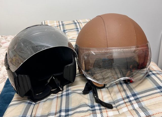 Casco de moto negro con visera marca helix