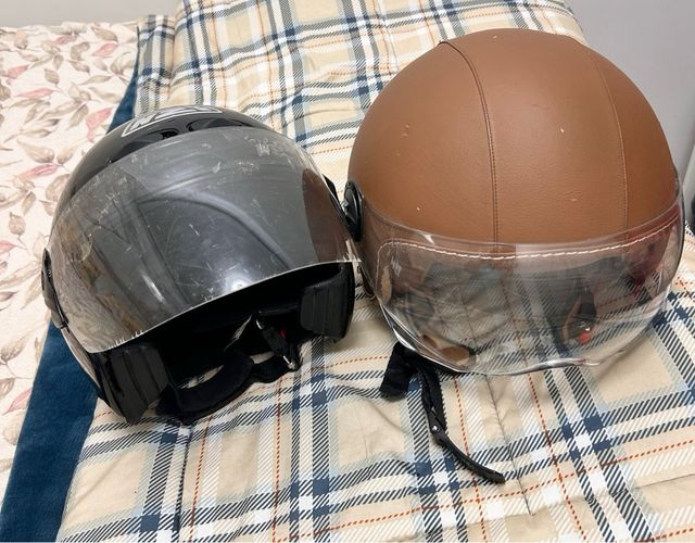 Casco de moto negro con visera marca helix