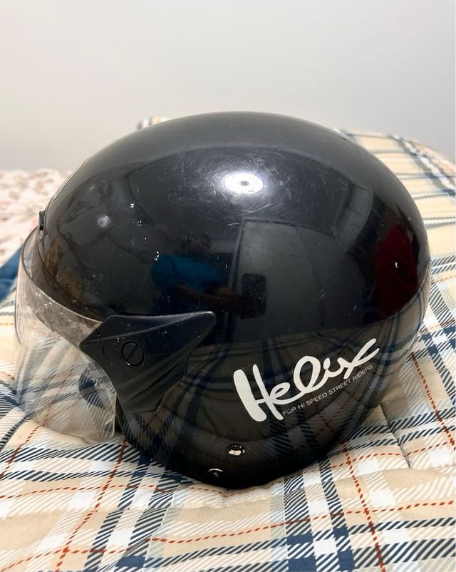 Casco de moto negro con visera marca helix