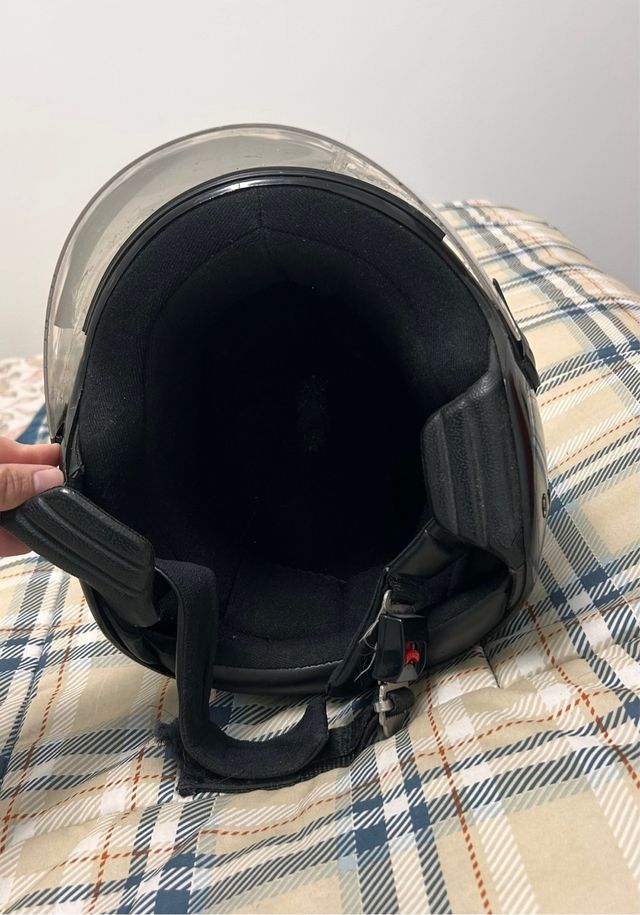 Casco de moto negro con visera marca helix