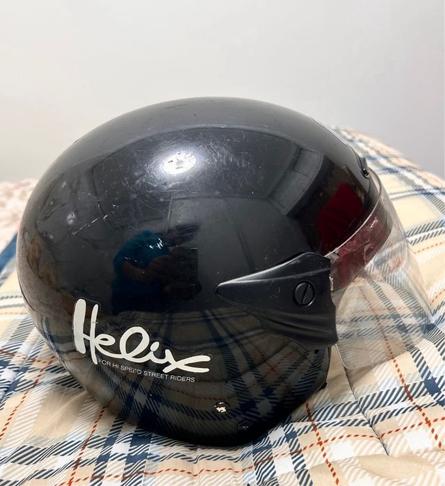 Casco de moto negro con visera marca helix