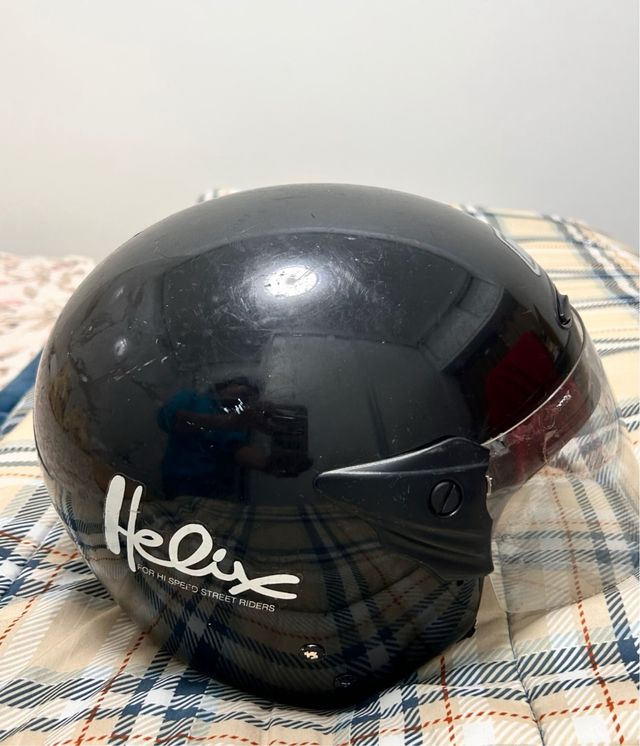 Casco de moto negro con visera marca helix