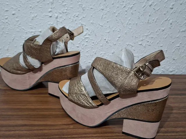 Modernas Sandalias de tacón doradas con rosa.