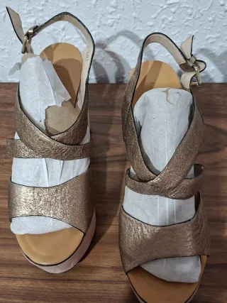 Modernas Sandalias de tacón doradas con rosa.