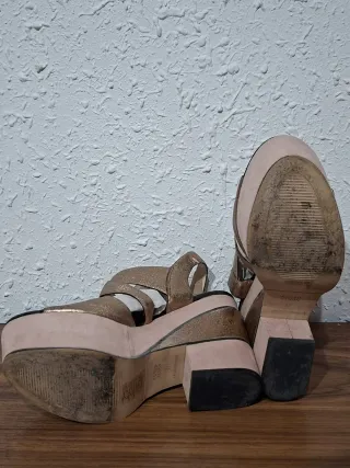 Modernas Sandalias de tacón doradas con rosa.