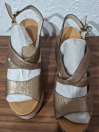 Modernas Sandalias de tacón doradas con rosa.