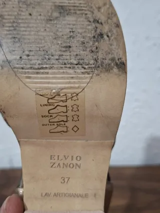 Modernas Sandalias de tacón doradas con rosa.