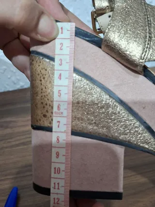 Modernas Sandalias de tacón doradas con rosa.