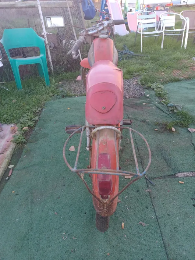 Moto clásica roja para