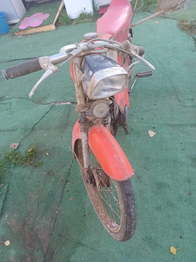Moto clásica roja para