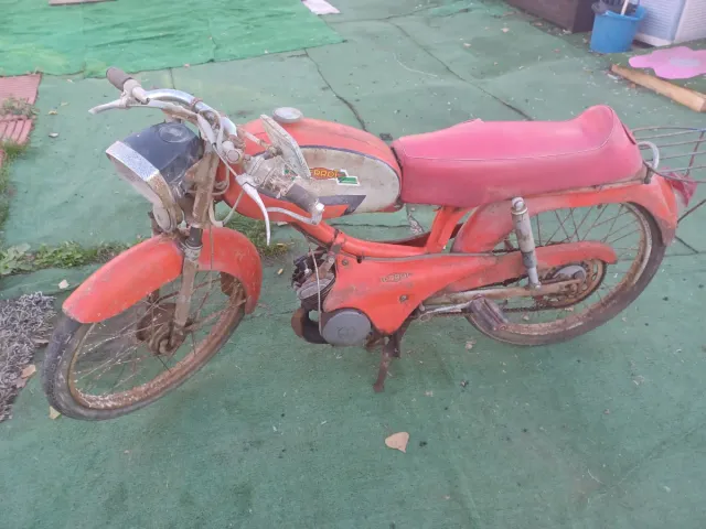 Moto clásica roja para