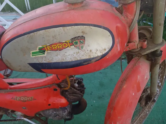 Moto clásica roja para