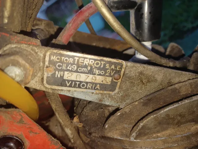 Moto clásica roja para