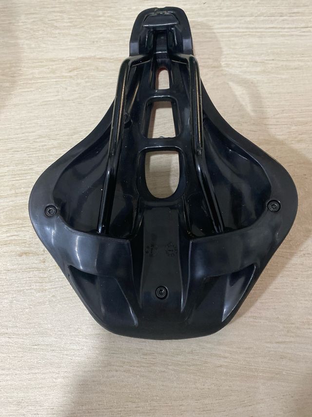 Sillín Bicicleta Rojo y Negro