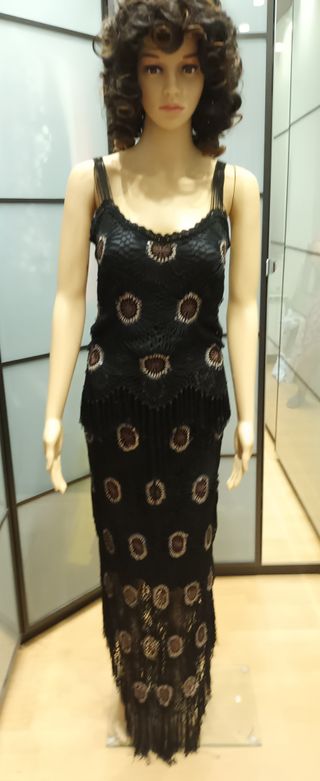 Vestido largo negro con flecos y lentejuelas