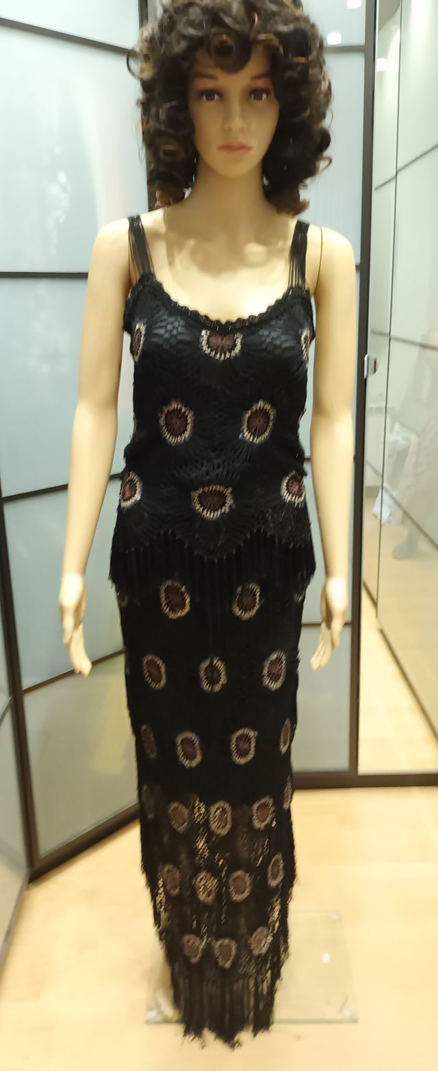 Vestido largo negro con flecos y lentejuelas