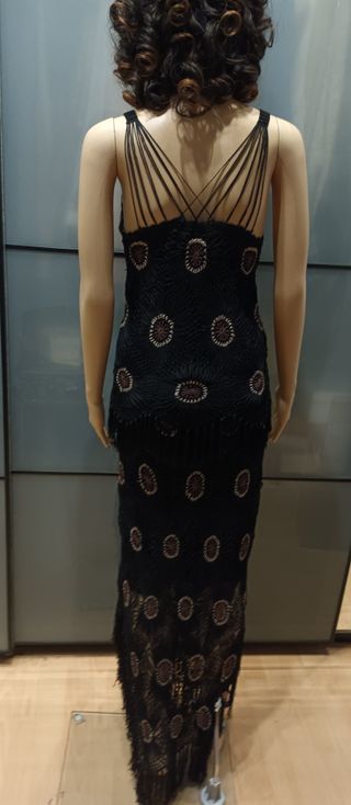 Vestido largo negro con flecos y lentejuelas