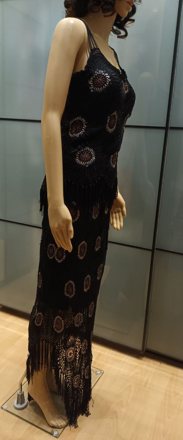 Vestido largo negro con flecos y lentejuelas