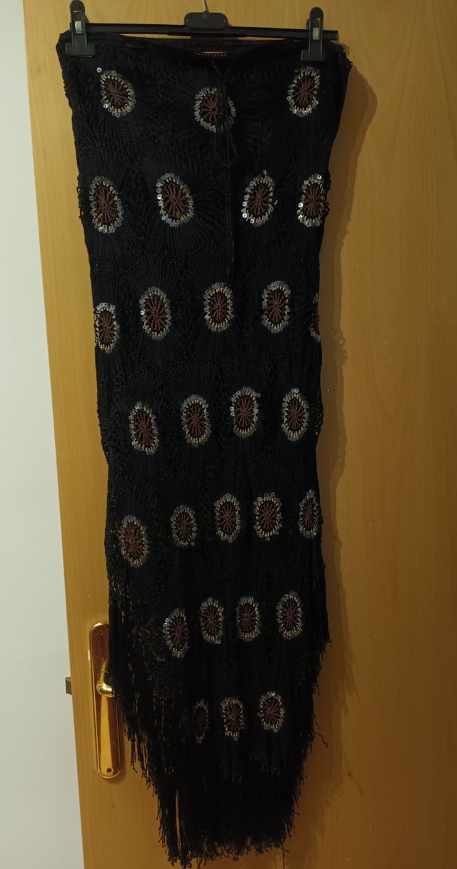 Vestido largo negro con flecos y lentejuelas