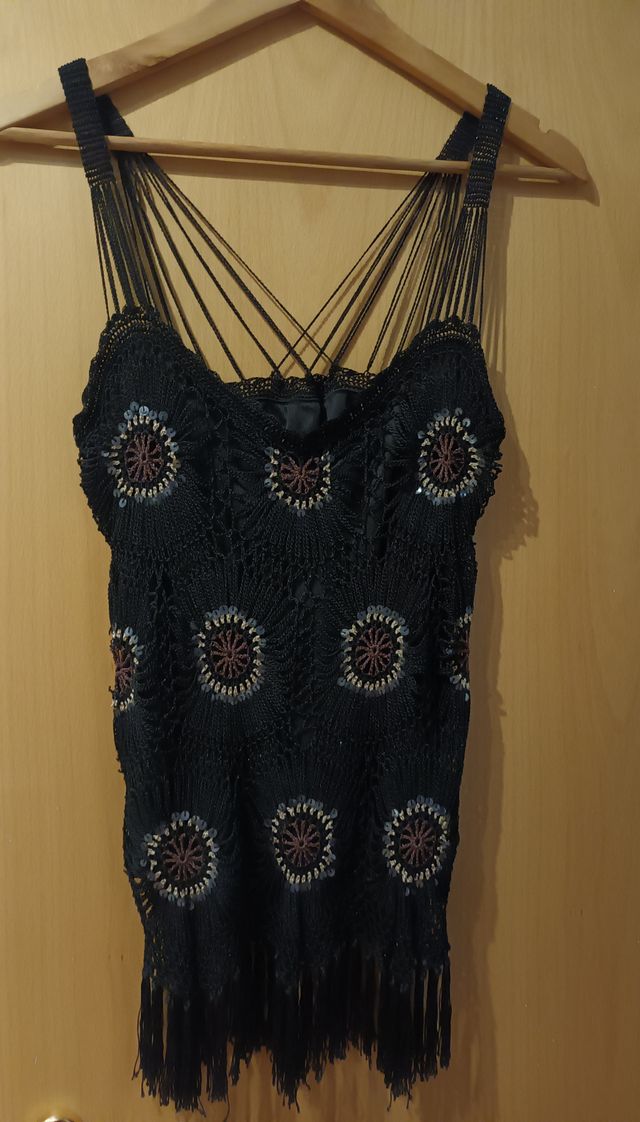 Vestido largo negro con flecos y lentejuelas